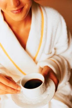 Kvinde drikker kaffe