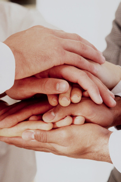 Hænder oven på hinanden